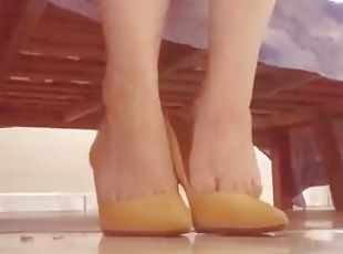 tici_feet tici feet @tici_feet IG showing feet and yellow high heels