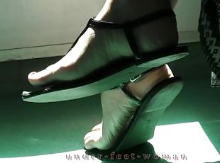 Candid feet in flat sandals - shoeplay beauty feet