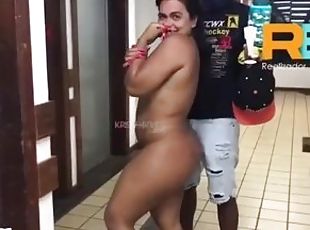 Kriss Hotwife levando o comedor Realizador Baiano no elevador após festinha liberal , exibição bull