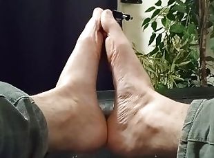 Garon avec des pieds sexy