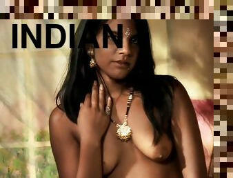 Indian babe demonstrates her tanned body