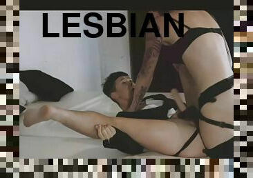 Lesbian babe drills dyke pussy with strapon couple