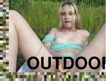 Making naughty TikToks outdoors makes me horny