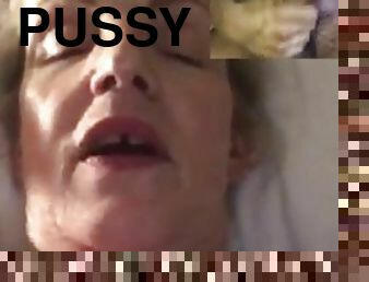 Yvonne Stoney pussy play on webcam