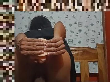 Femboy latino se masturba con su dildo de 7 pulgadas por primera vez