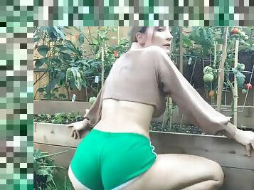 Hollytwolf Garden Twerk Solo Video