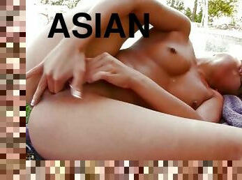 asiatisk, onani, nudist, orgasme, udendørs, fingering, pool, utrolig, solo, eksotisk