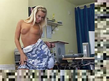 Tempting blonde babe amazing porn clip