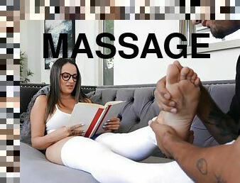 Sofi Ryan gets her sexy feet massaged and pussy drilled
