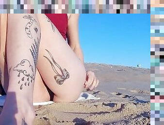 in-afara, pisandu-se, public, amatori, camera, plaja, voyeur, picioare, solo, tatuaj