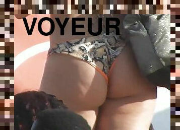 Hot white girl with amazing buttocks voyeur video