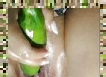 VAGINA HAMBRIENTA Comiendo un PEPINO..SQUIRTS