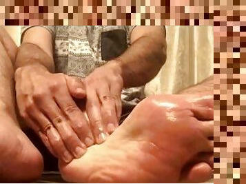 MANLYFOOT - Massaging my big feet with oil because I think they deserve it