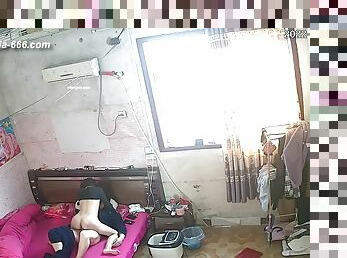 Hackers use the camera to remote monitoring of a lover&#039;s home life.592