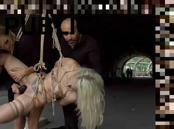 fisting, in-afara, petrecere, public, jucarie, bdsm, cu-degetelul, blonda, zapacita, bondage