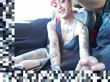 mayor, al-aire-libre, coche, follando-fucking, vieja, tatuaje, muñeca, tetitas