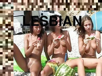 nudist, utendørs, lesbisk, milf, strand, trekant, amerikansk, brunette, små-pupper