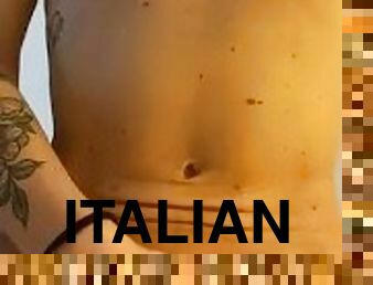 Sexy Bambola Italiana gode con la sua figa bagnata