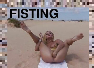 Gorgeous blonde Kinky Niky goes out into the middle of the desert for fisting and prolapsing
