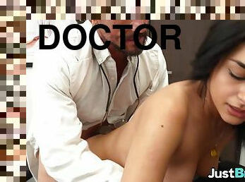 Breeding doctor fucks babe in front of voyeur nurse