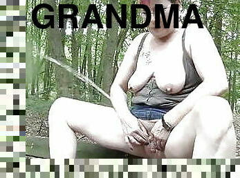 bestemor, pissing