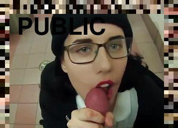 Public Cum Walk at the Mall!