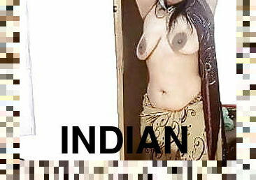 Indian aunty shows her big boobs and buttocks