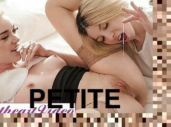 fichette, masturazione-con-dita, arrapate, stanza-da-letto, dolci, culo, piccole, vulve-rasate, allegre