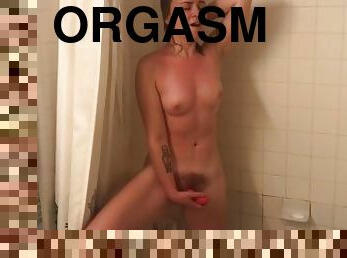 fürdőkádban, maszturbálás, orgazmus, amatőr, vetkőzés, kívánós, zuhanyozás, szólóban, tanga