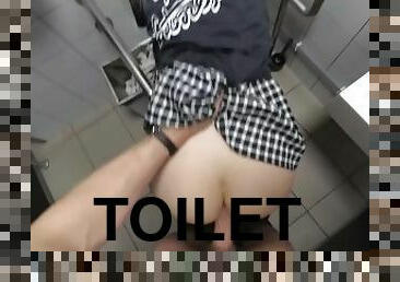 kantutin-na-parang-aso, publiko, baguhan, tsupa, taas-ang-palda, pov, mais-na-kulay-ang-buhok, toilet, maliit, magaspang