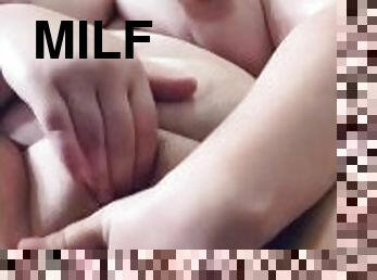 Milf squirts & squirts