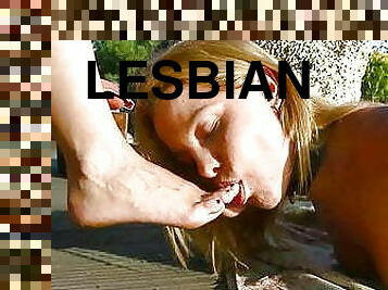 servitoare, in-afara, lesbiana, bdsm, slclav, picioare, blonda, fetish, amanta, bruneta