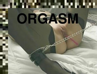 orgasm, pasarica, jucarie, bdsm, legatura, sperma