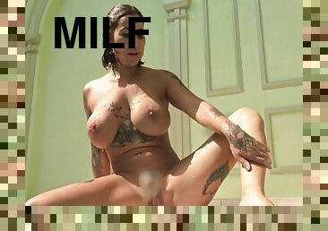 cul, gros-nichons, en-plein-air, milf, solo, brunette, tatouage