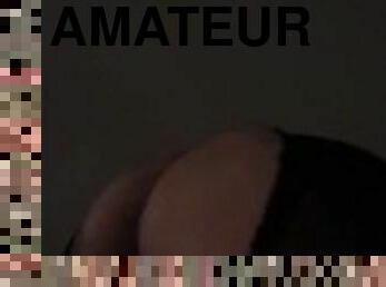 Beurette au collant déchiré bouge son gros cul sur Snapchat pour exciter ses abonnés