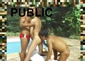 trois beaux latinos baisent au nbord de la piscine