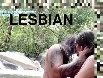Lesbianas en el río excitándose rico