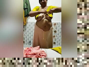 Today Exclusive- Desi Bhabhi Showing Her Boobs And Pussy