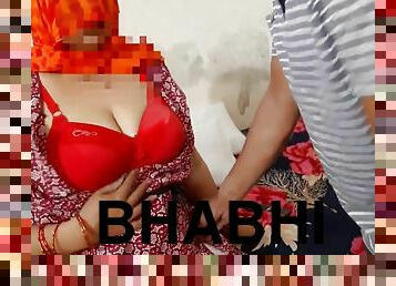 Desi Poonam Ko Tailar Ne Pela With Desi Bhabhi