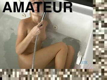 bagno, urina, magre, schizzi-di-umore, amatoriali, pov, bionde, anellini, doccia, tatuaggi