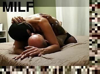 Milf Mascherata Si Fa Riempire La Figa Dal Bull Gode Squirta Con La Figa Piena Di Sperma