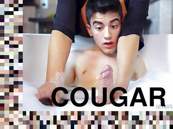 Cougar Leigh Darby bathing younger boy Jordi El Niño Polla