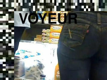 PAWG in tight jeans at the mall grabbed on voyeur video with spy cam