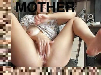 The mother masturbates on a chair and ends up squirting right on the floor!