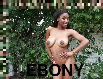 gros-nichons, en-plein-air, amateur, ébène, black, décapage, naturel, gros-seins, seins, taquinerie