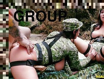 ambientazione-militare, tettone, cazzi-enormi, hardcore, sesso-di-gruppo, trio, sgualdrine, scopate, tettone-busty, sorpendenti