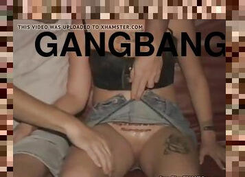 público, coño-pussy, hardcore, gangbang, rubia, tatuaje