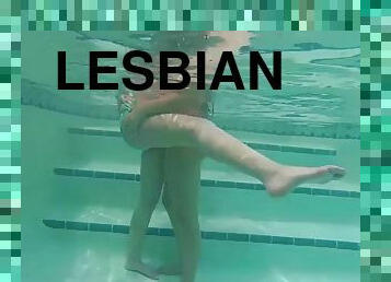 lesbo-lesbian, milf, pari, suuteleminen, uima-allas