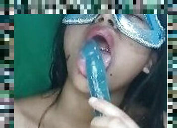 Teen 18 quiere tener una polla real en su boca????????????