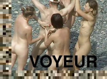 Voyeur loves to see them nude